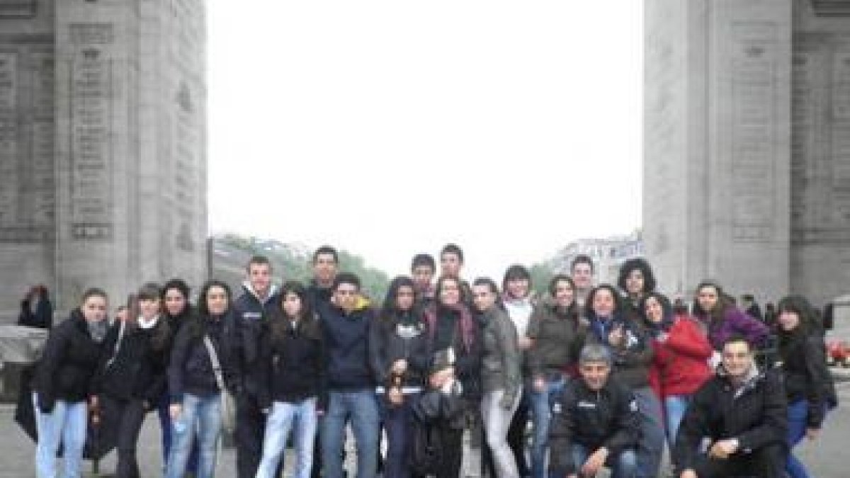 Los alumnos, durante una visita a la capital francesa.