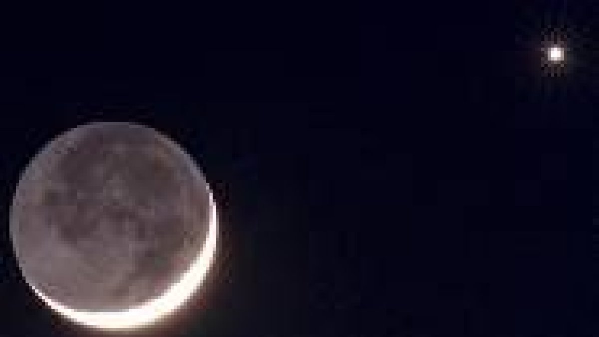 Vista de la Luna creciente y de Venus, que mañana se alineará con el Sol y la Tierra