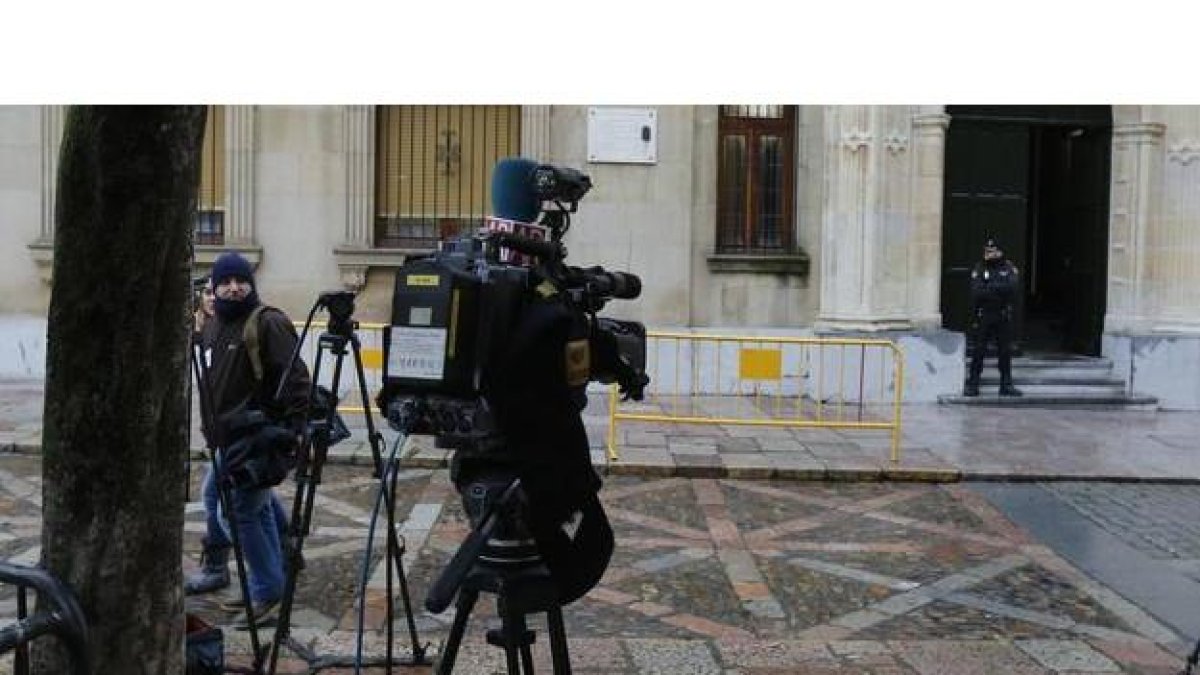 Las cámaras de los fotógrafos enfocan a la puerta principal de la Audiencia Provincial de León