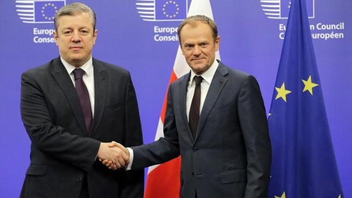 Tusk (derecha) estrecha la mano del primer ministro de Georgia, antes de su reunión en la sede del Consejo Europeo en Bruselas, el 9 de febrero.