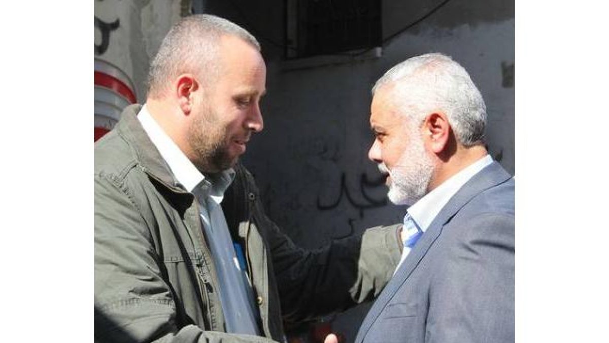 Imagen del pasado 26 de febrero donde se ve al exprimer ministro del Gobierno de Hamás en Gaza Ismail Haniya (derecha) y a un alto comandante de Hamas en Gaza, Raed al-Atar (izquierda).