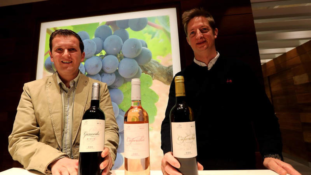 Héctor Gayo, bodeguero, y Fermín Rodríguez-Uría, enólogo, con los vinos de la nueva añada. ANA. F. BARREDO