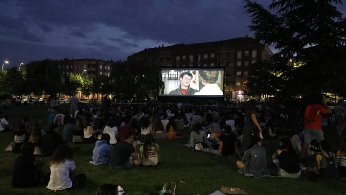 Imagen del cine de verano que impulsó el Ayuntamiento de León tras el confinamiento. MARCIANO PÉREZ