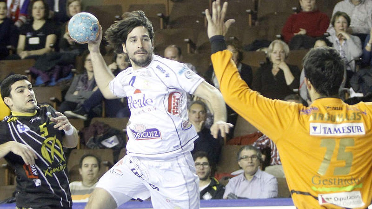 Sergio Mellado en un partido con el Abanca Ademar.