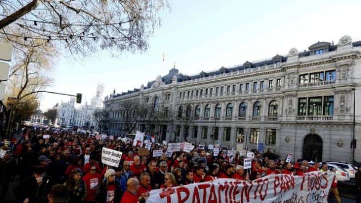 La cabecera de la manifestación de los afectados por la hepatitis C en Madrid, a su paso por la calle de Alcalá.
