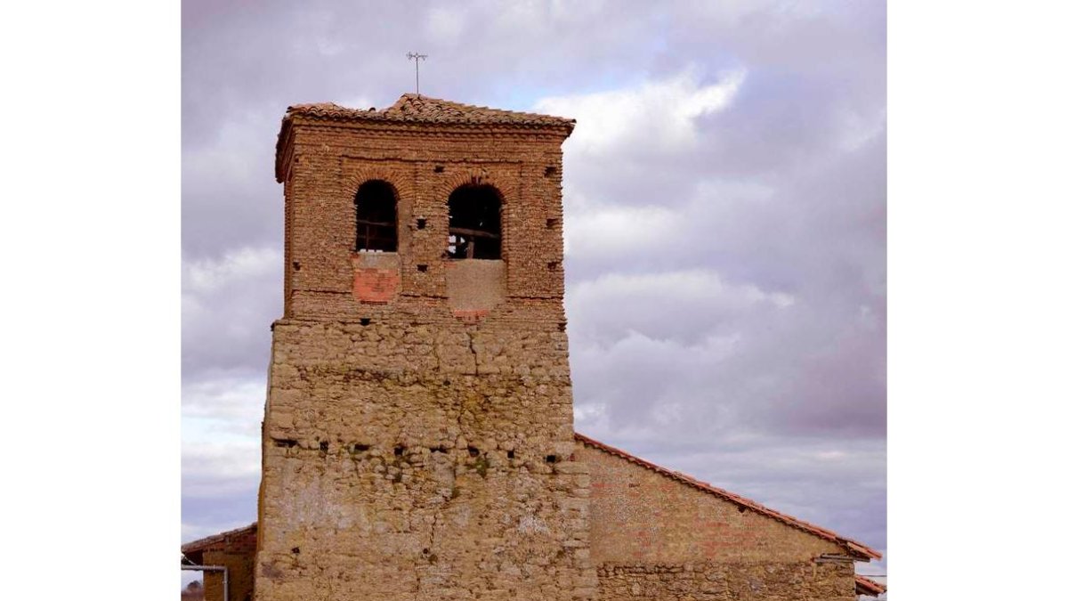 Los daños en la torre de la iglesia de San Martín de la Cueza son perfectamente visibles, así como el lugar donde estaba el nido de la cigüeña. ACACIO