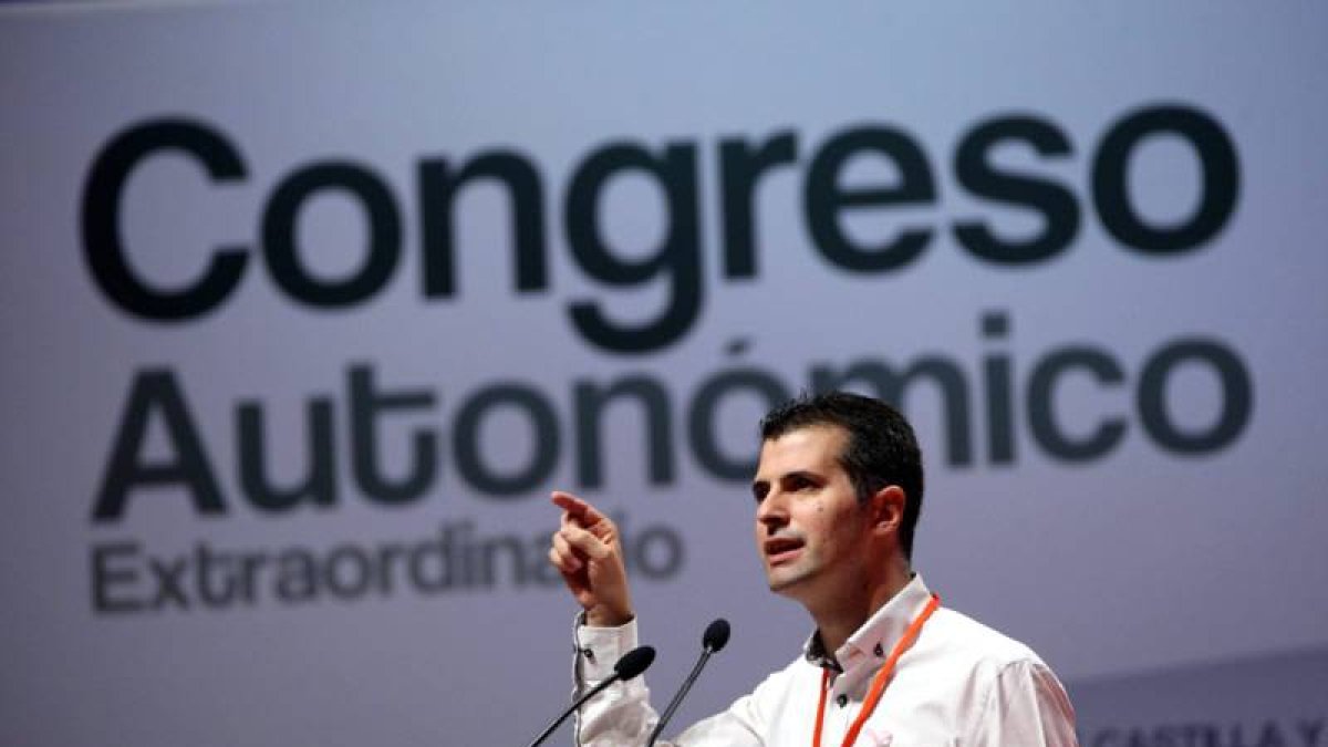 El nuevo secretario autonómico socialista, Luis Tudanca, durante su intervención en el Congreso Autonómico Extraordinario del PSOE