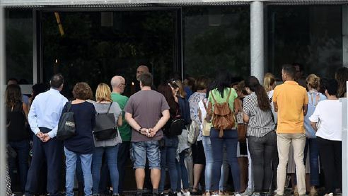 Familiares y amigos de las pequeñas asesinadas y su madre las despidieron ayer en una ceremonia de carácter privado en el tanatorio La Magdalena.