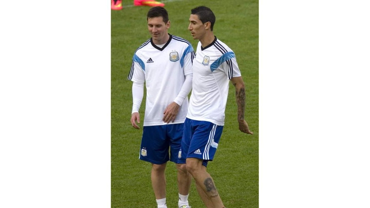 Messi y Di María durante el entrenamiento de ayer.
