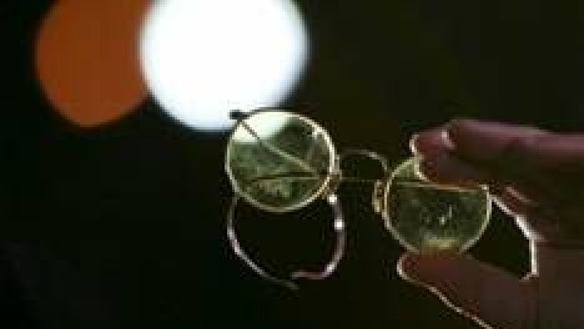 Las gafas con cristales amarillos de John Lennon fueron subastadas ayer