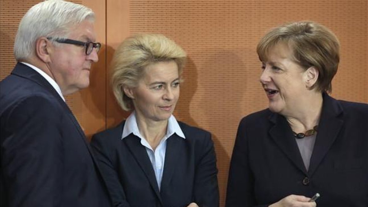 Merkel, con la ministra de Defensa, Ursula von der Leyen, y el titular de Exteriores, Frank-Walter Steinmeier, este martes.