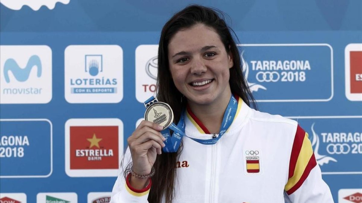 Catalina Corró muestra la medalla de 400 estilos lograda en Tarragona