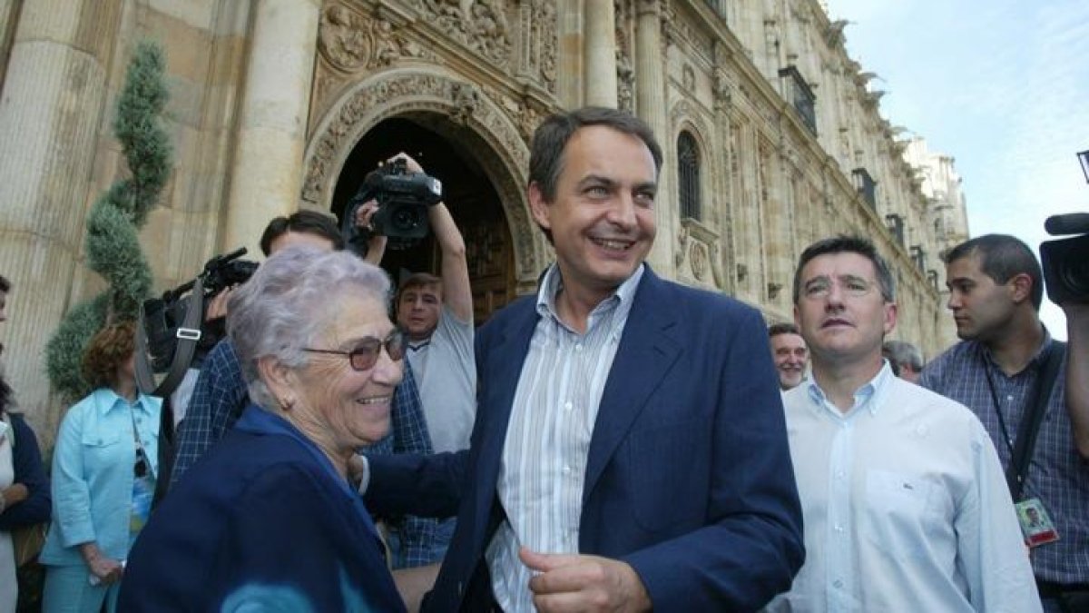 Zapatero, tras el consejo de ministros celebrado en León el 22 de julio de 2004 en León. JESÚS F. SALVADORES