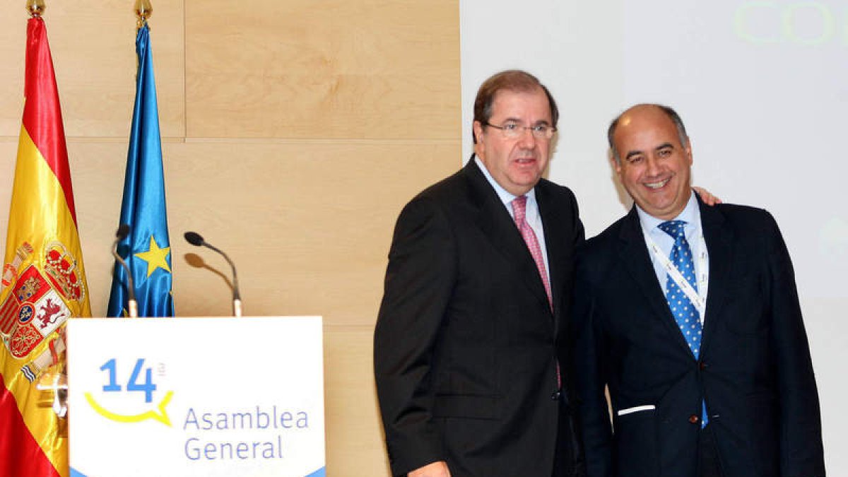 El presidente de la Junta, Juan Vicente Herrera, posa con el presidente de la FRMP, García Nieto.