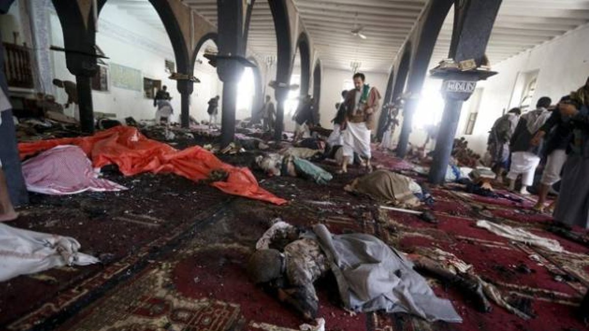 Cuerpos de las víctimas del atentado suicida en una mezquita en Saná.