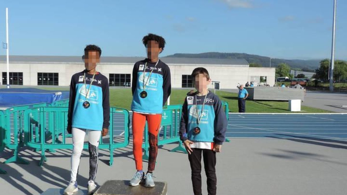 El pequeño Abdu, en lo más alto del podio, en una competición deportiva. A su derecha, su hermano, también de origen etíope.