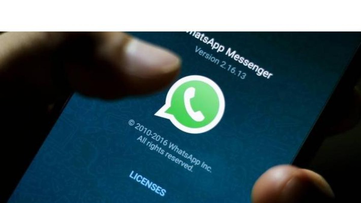Los ciberdelincuentes utilizan el WhatsApp para cometer la estafa. EFE