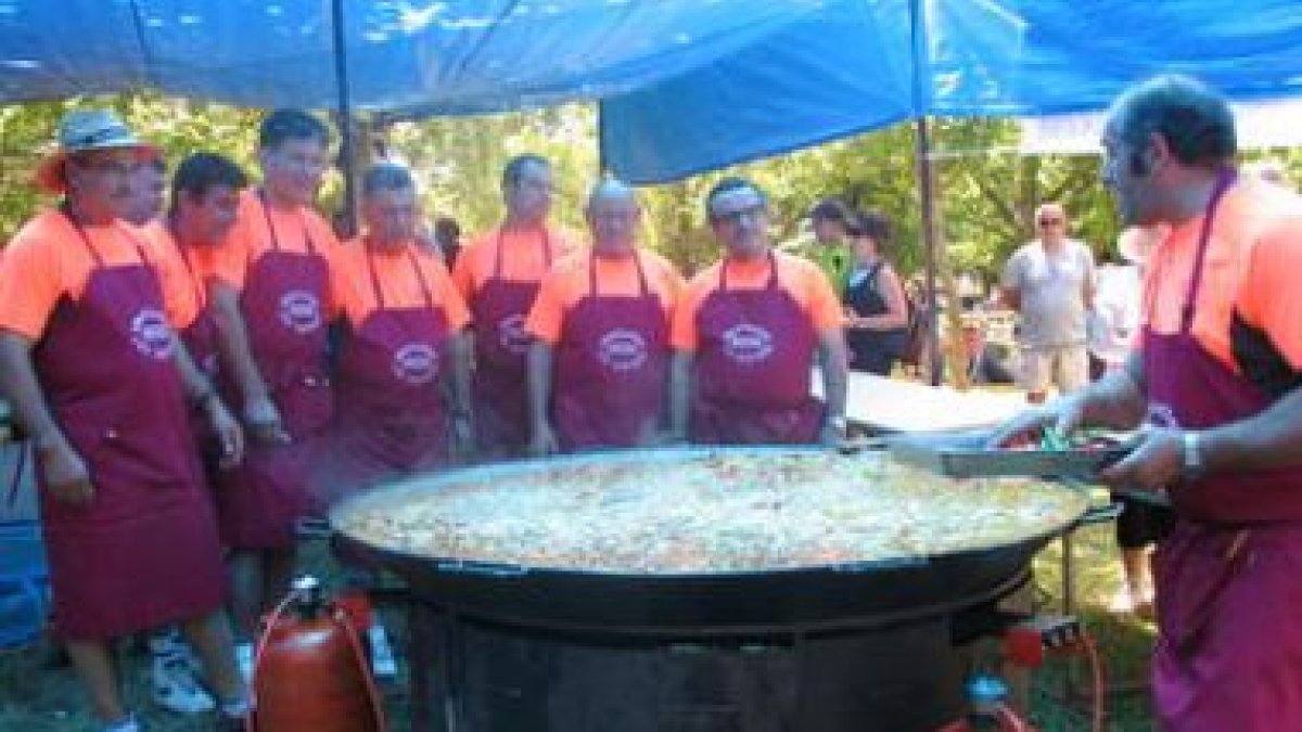 Los participantes degustan una paella en Noceda.