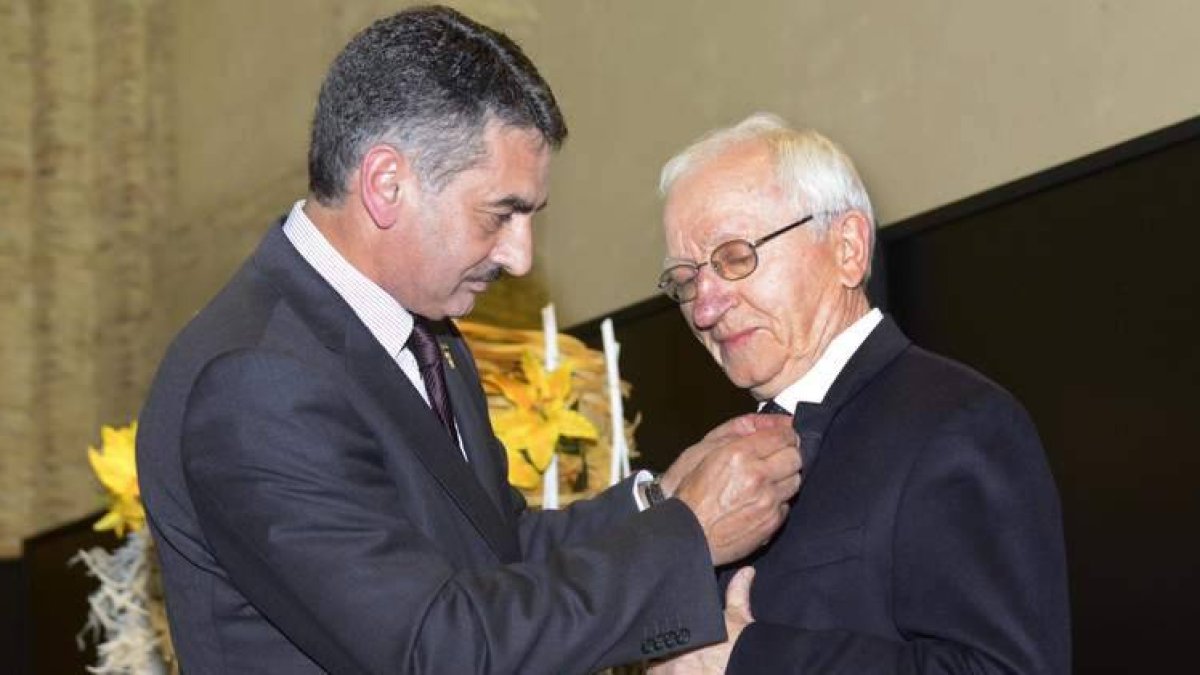 El alcalde, Emilio Redondo, impone la insignia a Salvador Martínez.
