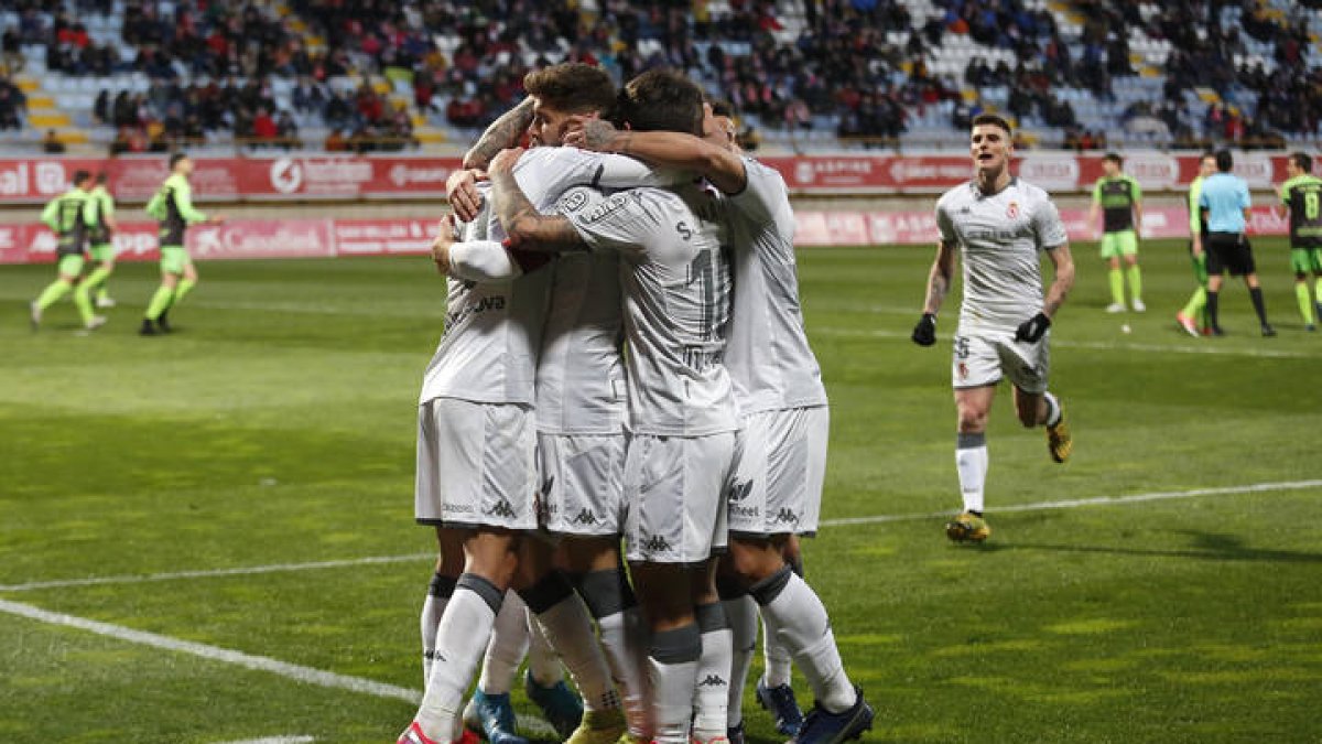 Partido de fútbol entre la Cultural Leonesa - Izarra. F. Otero Perandones.