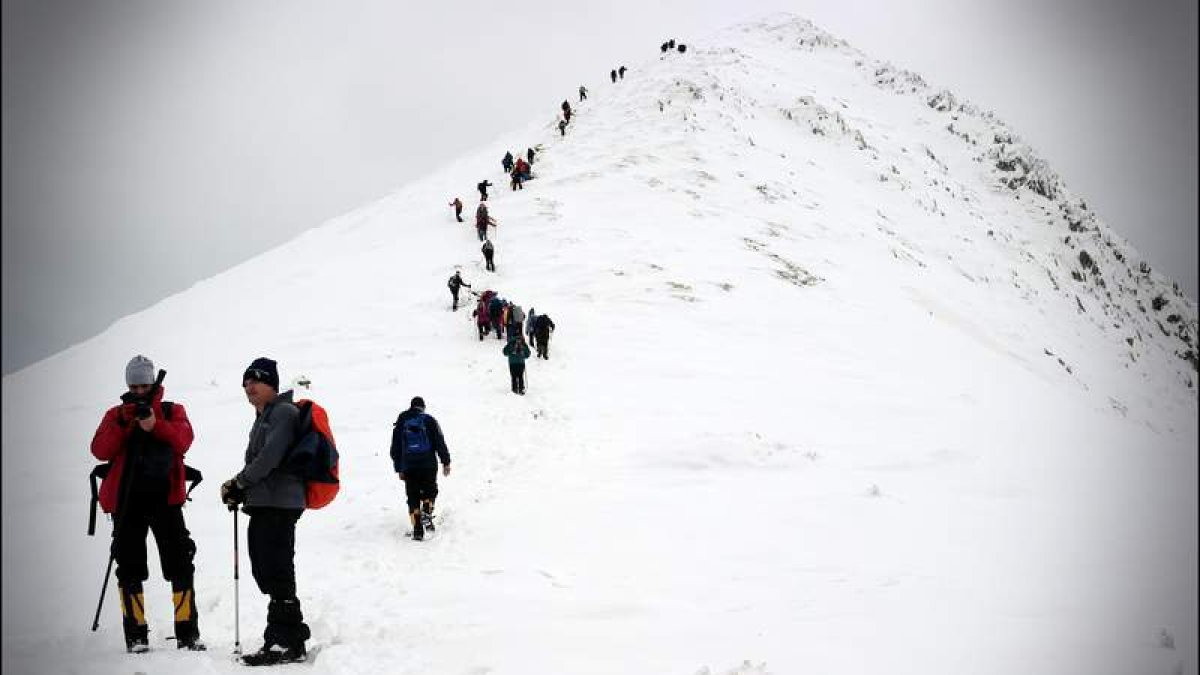 Los montañeros de la Peña Gistredo se encontraron 50 centímetros de nieve en el Catoute.