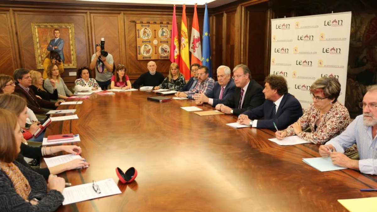 Reunión de los colegios en el Ayuntamiento de León.