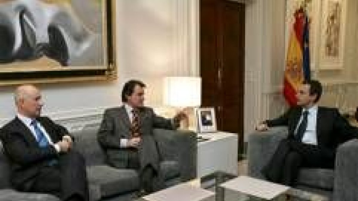 Durán y Mas, junto a Zapatero, en la reunión que mantuvieron ayer en La Moncloa