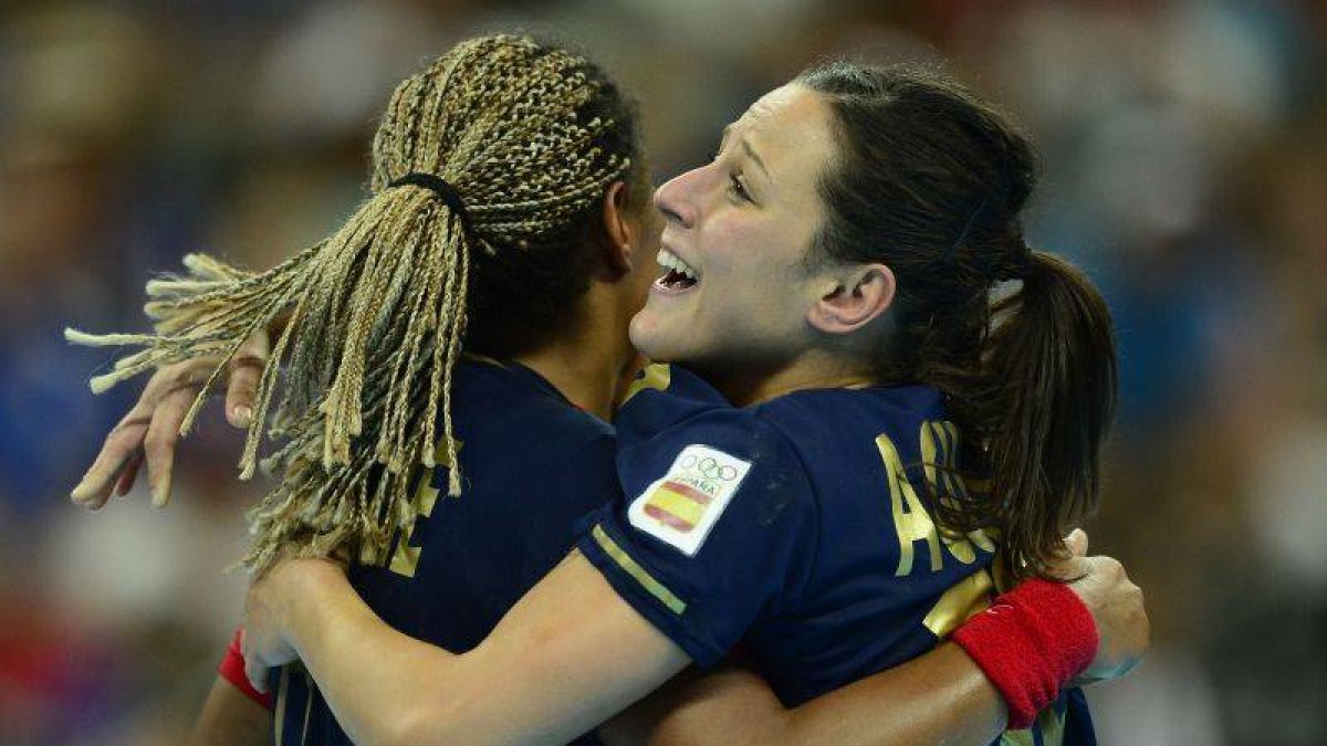 Marta Mangue y Macarena Aguilar celebran la victoria.