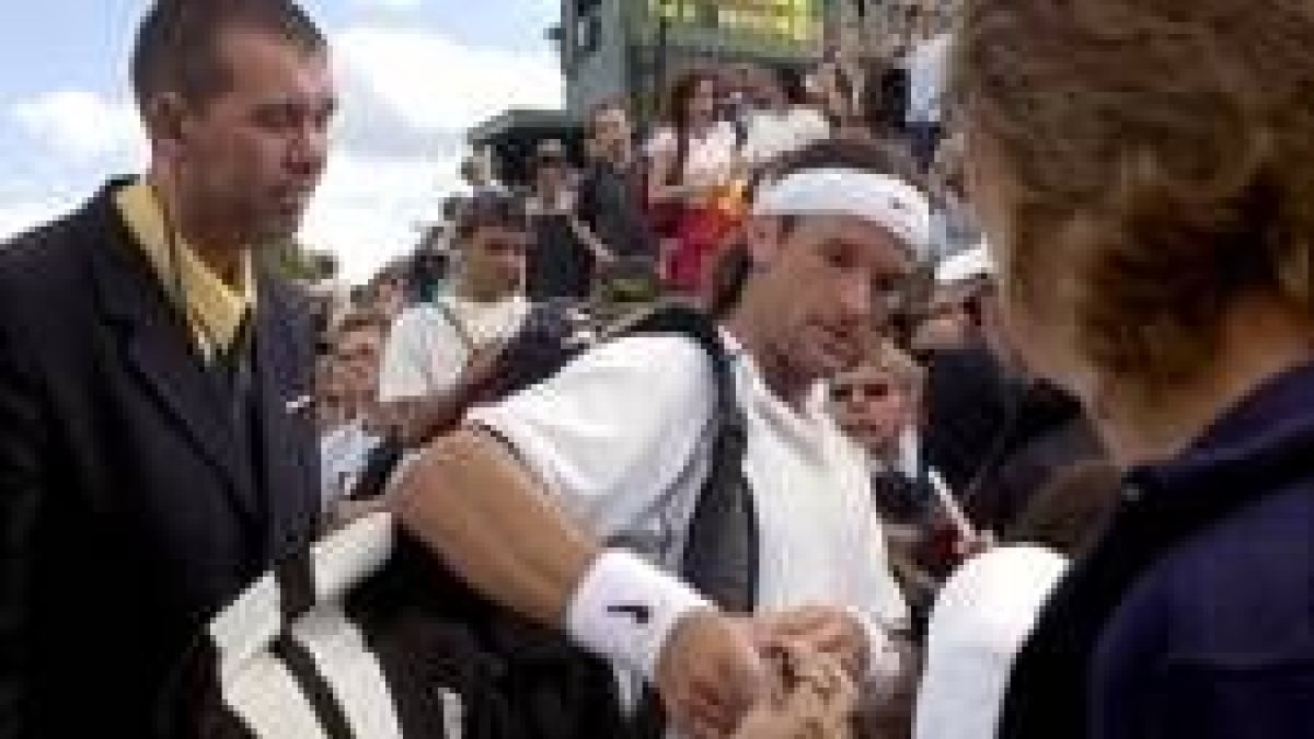 Carlos Moyá abandona la pista en Wimbledon tras conseguir su triunfo sobre el ruso Tursunov