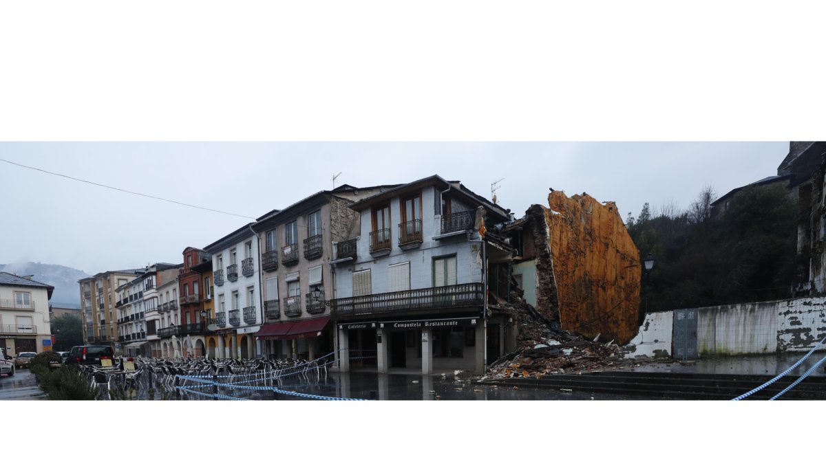 El derrumbe afectó al número 13 de la plaza Mayor de Villafranca del Bierzo. No hubo que lamentar daños personales. L. DE LA MATA