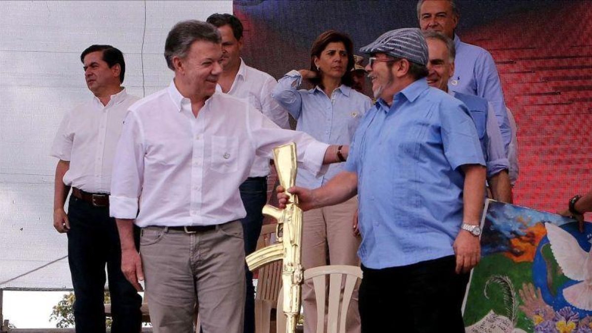 Fotografía de archivo del 27 de junio del 2017  del presidente de Colombia, Juan Manuel Santos, junto al maximo lider de las FARC  Rodrigo Londoño, alias Timochenko.