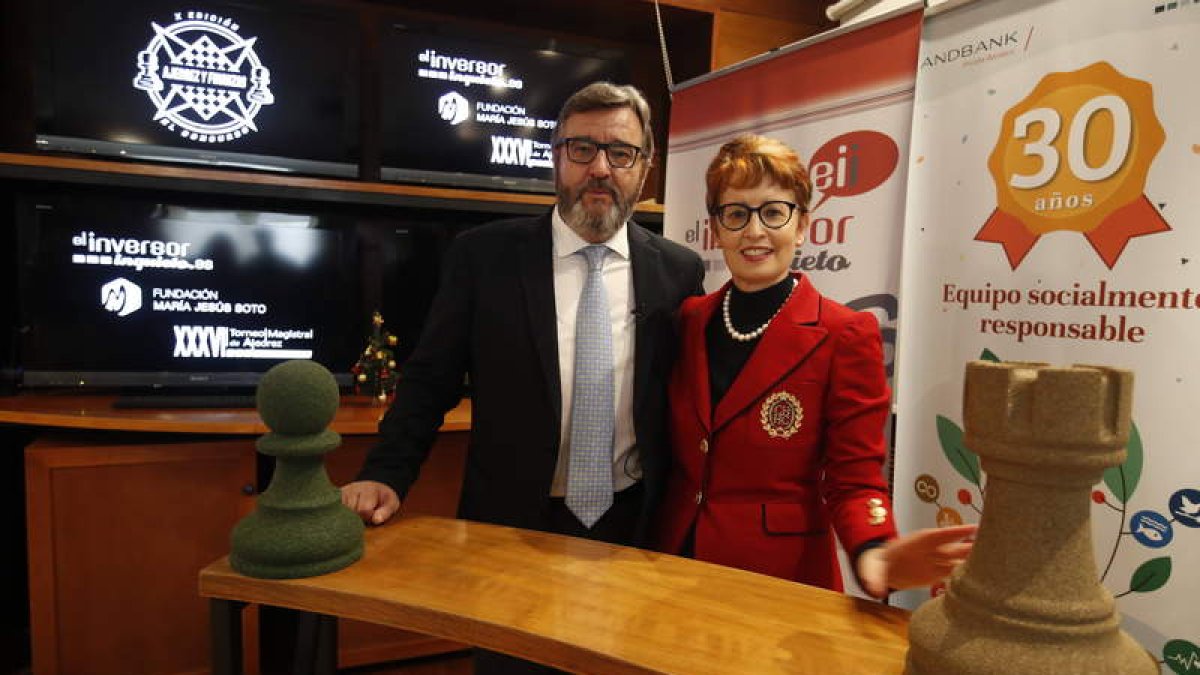 Marcelino Sión y María Jesús Soto presentaron la décima edición del Concurso de Ajedrez y Finanzas. RAMIRO