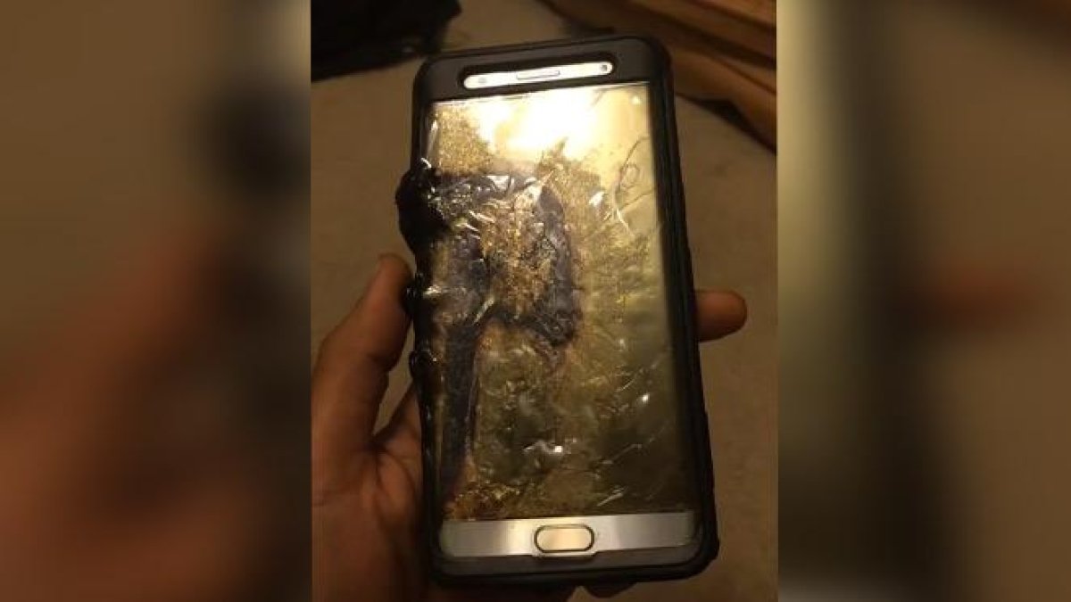 Un usuario muestra cómo se quemó su Samsung Note 7.