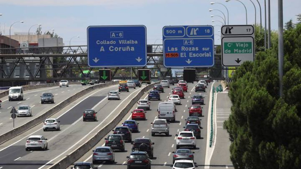 Vista del tráfico en la A6 en Madrid, este viernes. RODRIGO JIMÉNEZ