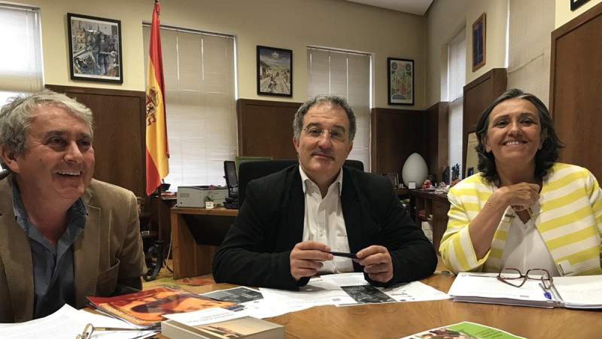 El coordinador del proyecto, el catedrático Javier Gómez-Montero, junto al alcalde y la concejala de Cultura de Astorga. A. VALENCIA