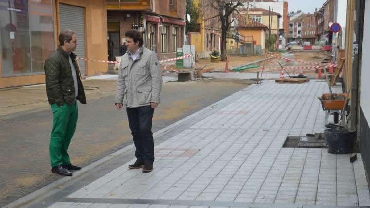 El concejal de Urbanismo y el alcalde, Manuel García, visitaron las obras de la calle La Fuente.