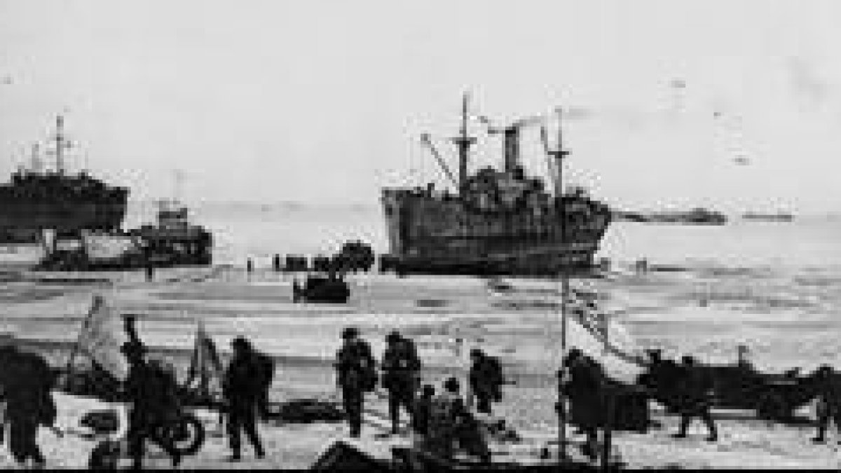 Soldados de la Royal Navy desembarcan en una playa de Normandía el 6 de junio de 1944