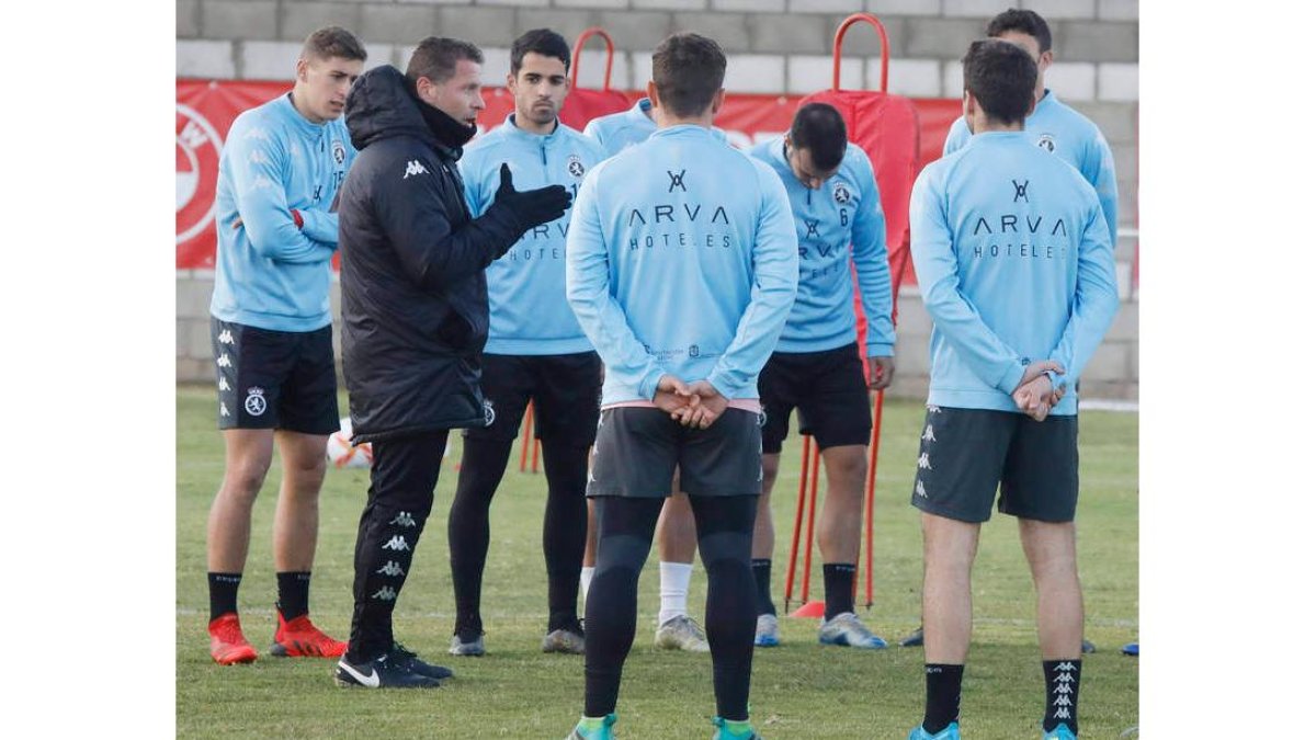 Curro Torres se estrena hoy en Liga frente al Deportivo y exige a sus jugadores trabajo. MARCIANO PÉREZ
