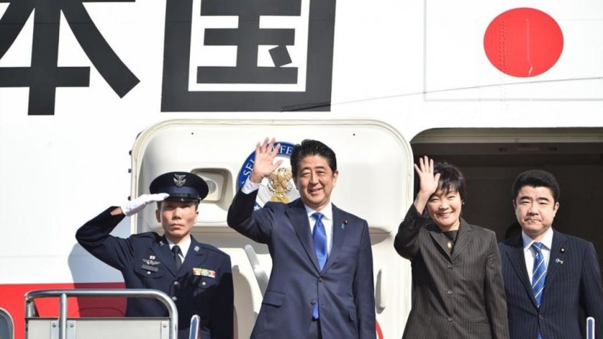 Abe (segundo por la izquierda) y su esposa, Akie, saludan antes de embarcarse en el avión hacia EEUU, en el aeropuerto de Haneda (Tokio), este jueves.