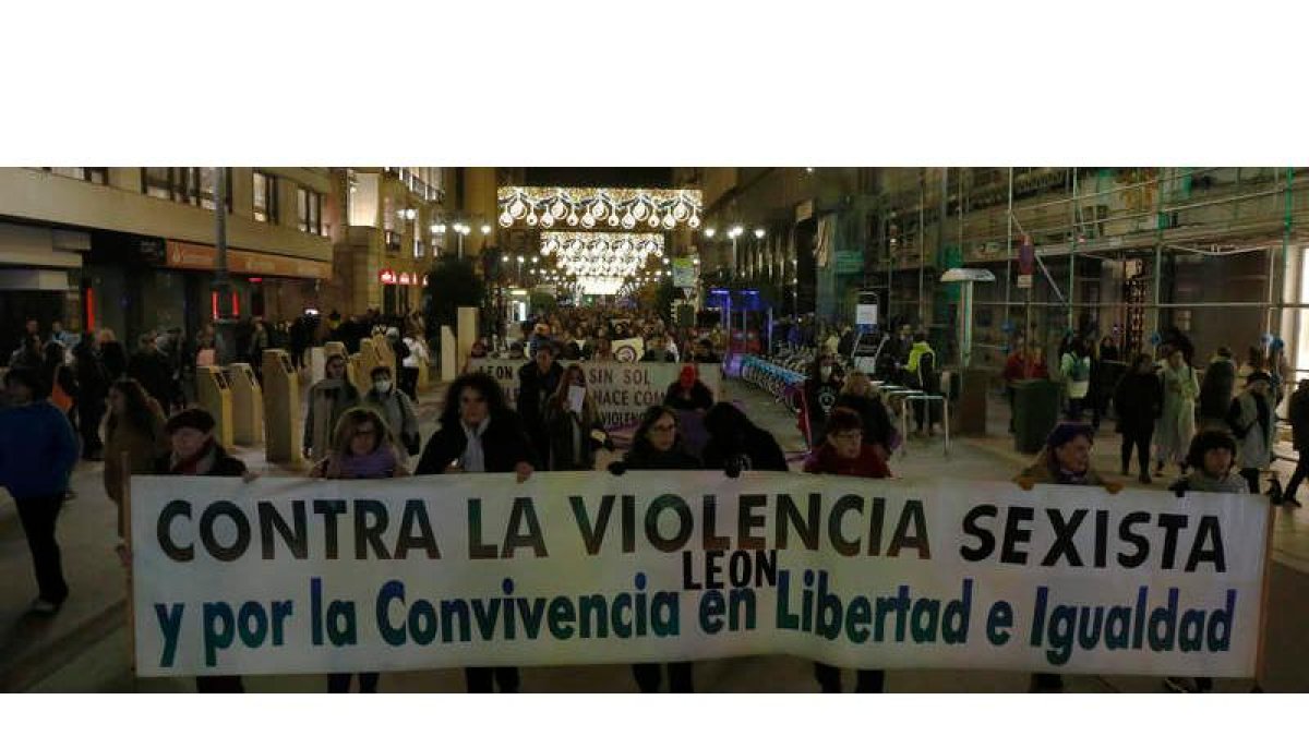 La manifestación partió de Guzmán y recorrió bajo gritos de «basta ya» y «no es un arrebato, es un asesinato» el corazón de la ciudad hasta Botines. FERNANDO OTERO