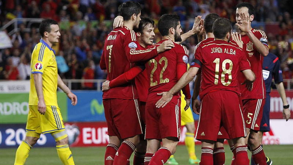 Los jugadores de la selección española felicitan a Álvaro Morata tras conseguir el gol que dio el triunfo a ‘La Roja’.