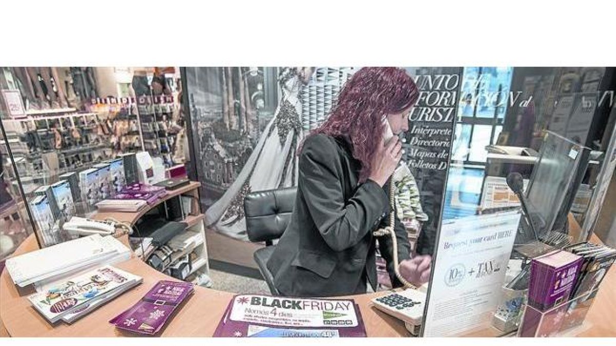 Una empleada de El Corte Inglés en Barcelona durante el 'black friday' celebrado en noviembre pasado.