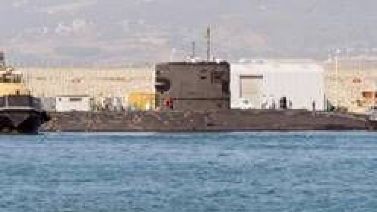El submarino británico «Tireless» atracado en el Muelle Sur de la base naval de Gibraltar