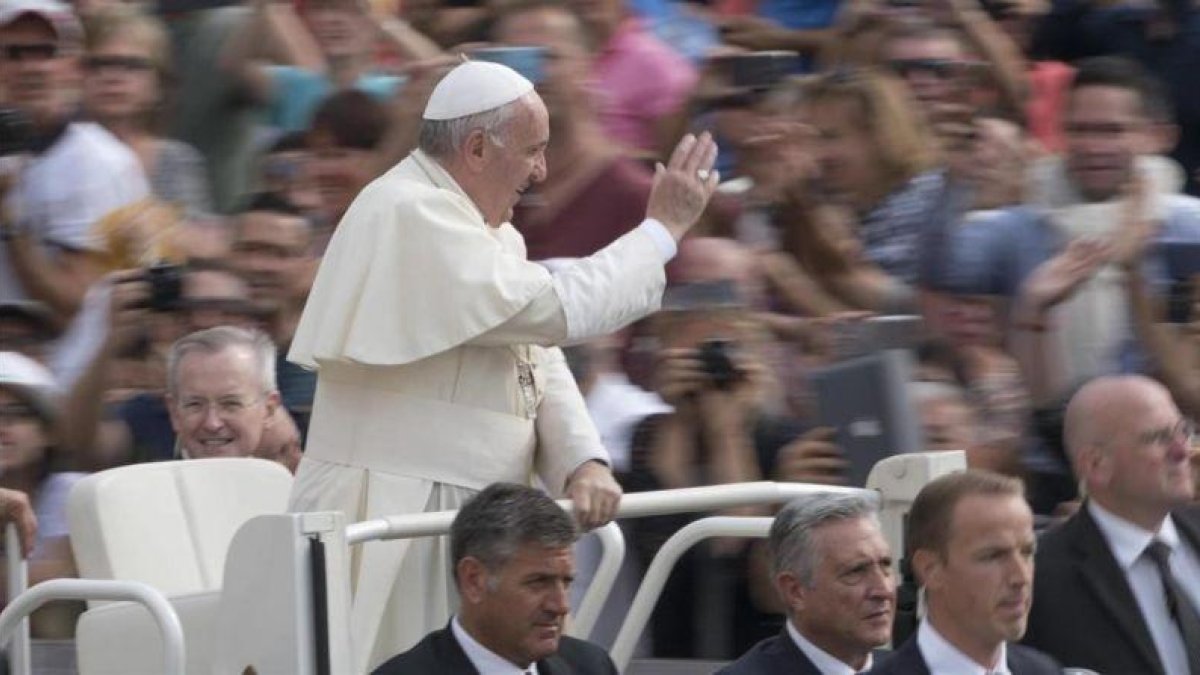 El papa Francisco saluda a los fieles a su llegada a la audiencia general de los miércoles en la Plaza de San Pedro del Vaticano.