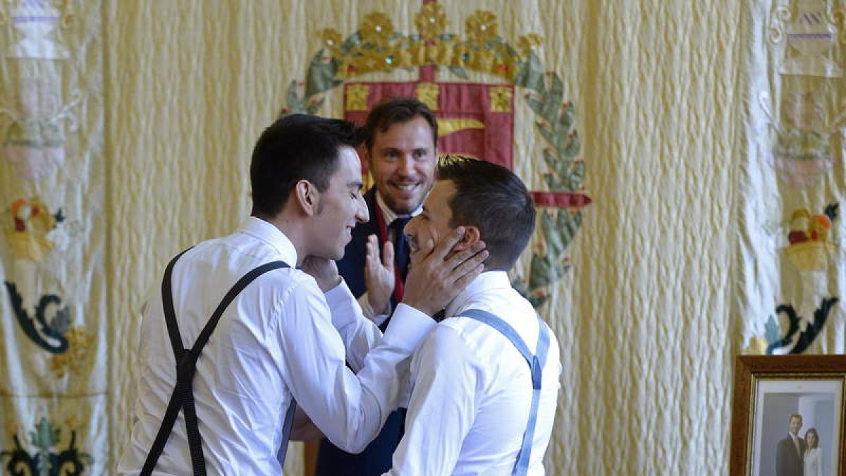 Puente observa a la pareja que ayer celebró su matrimonio en el Ayuntamiento de Valladolid.
