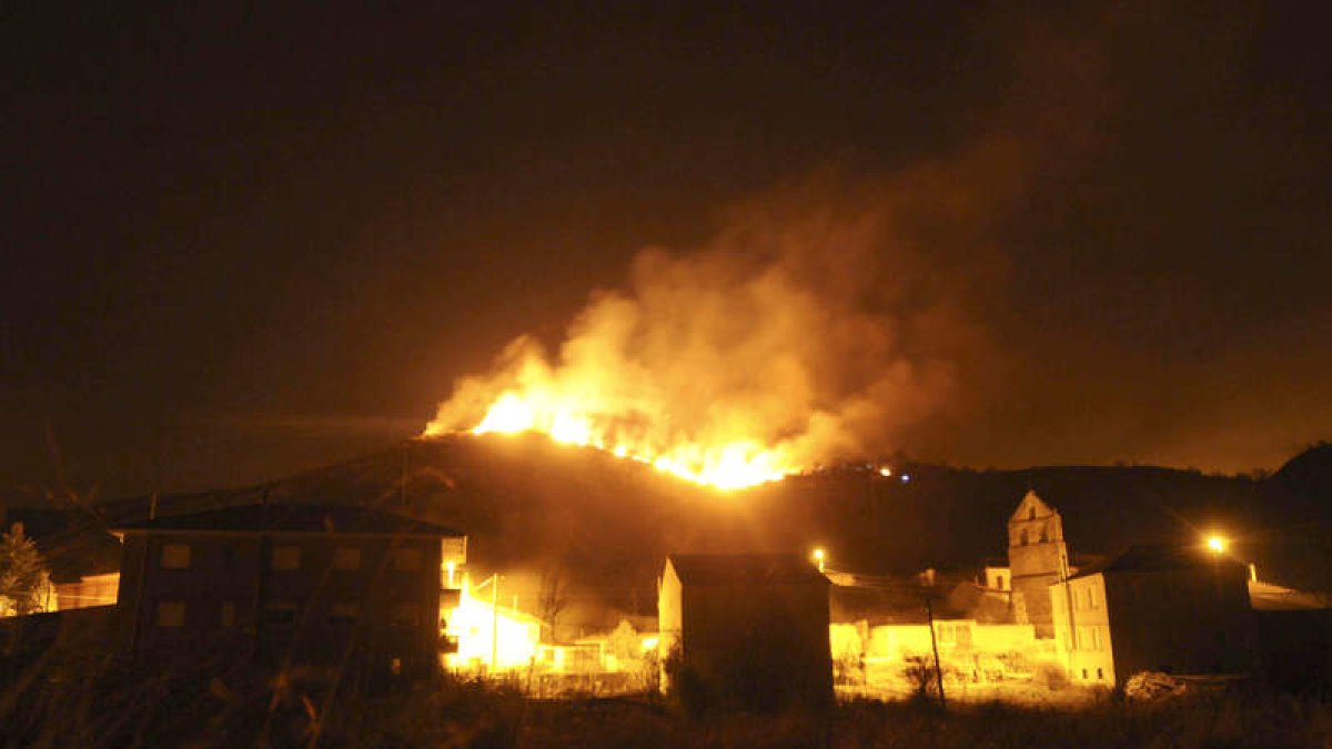 El fuego de nivel 2 amenazó las viviendas.