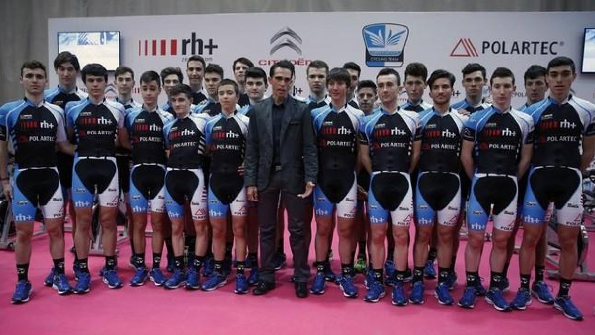 Alberto Contador con sus chicos, en Madrid.