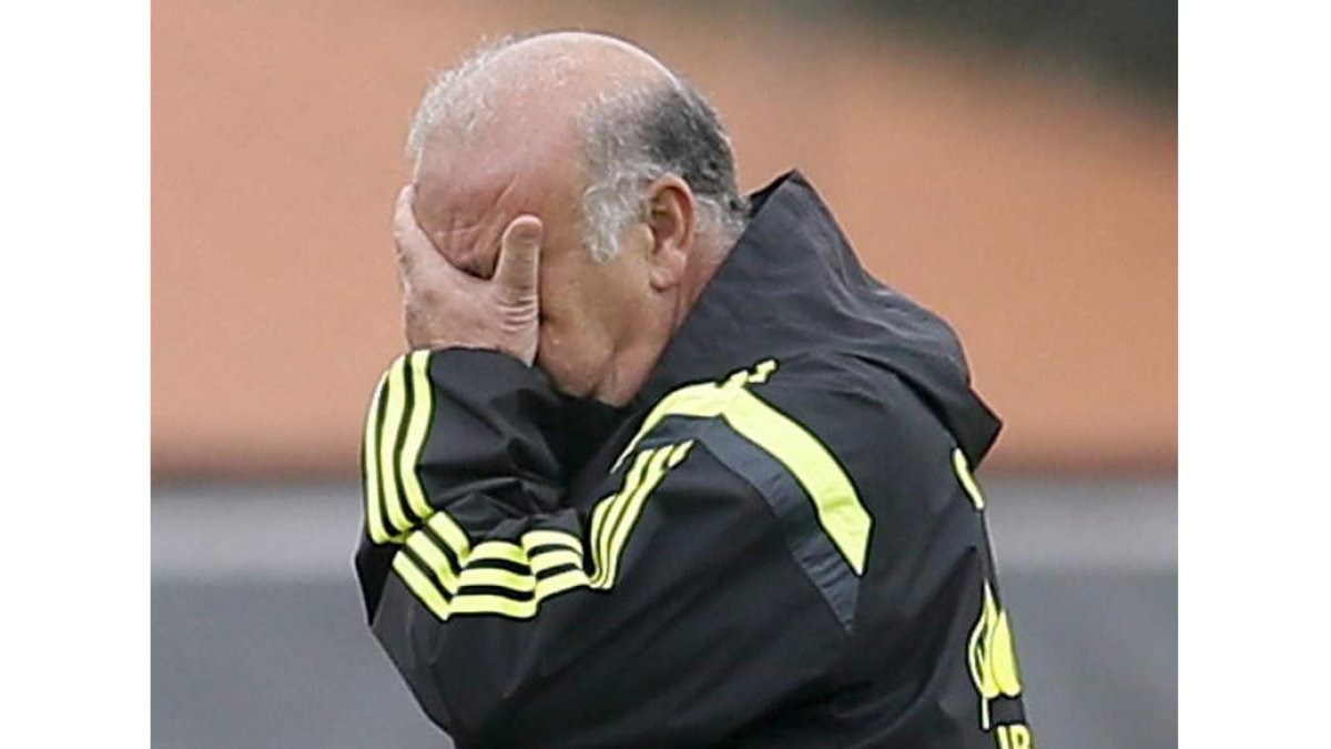 El entrenador de la selección española Vicente del Bosque se toma la cara.