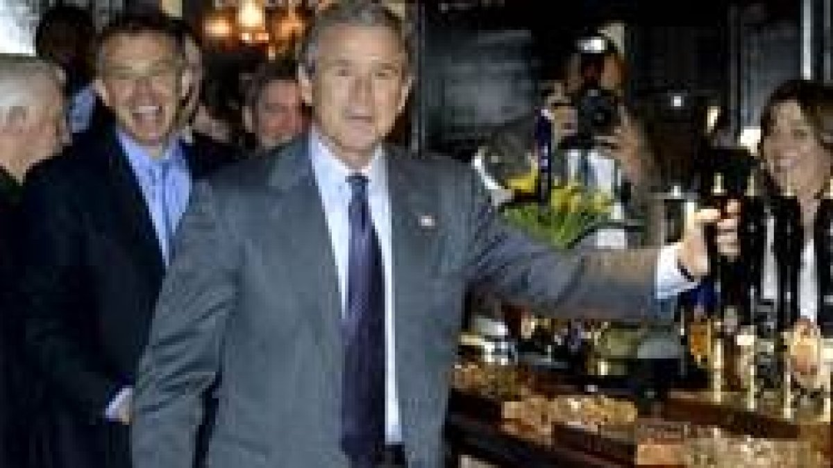 Bush y Blair comieron en un pequeño restaurante inglés y tomaron cerveza sin alcohol