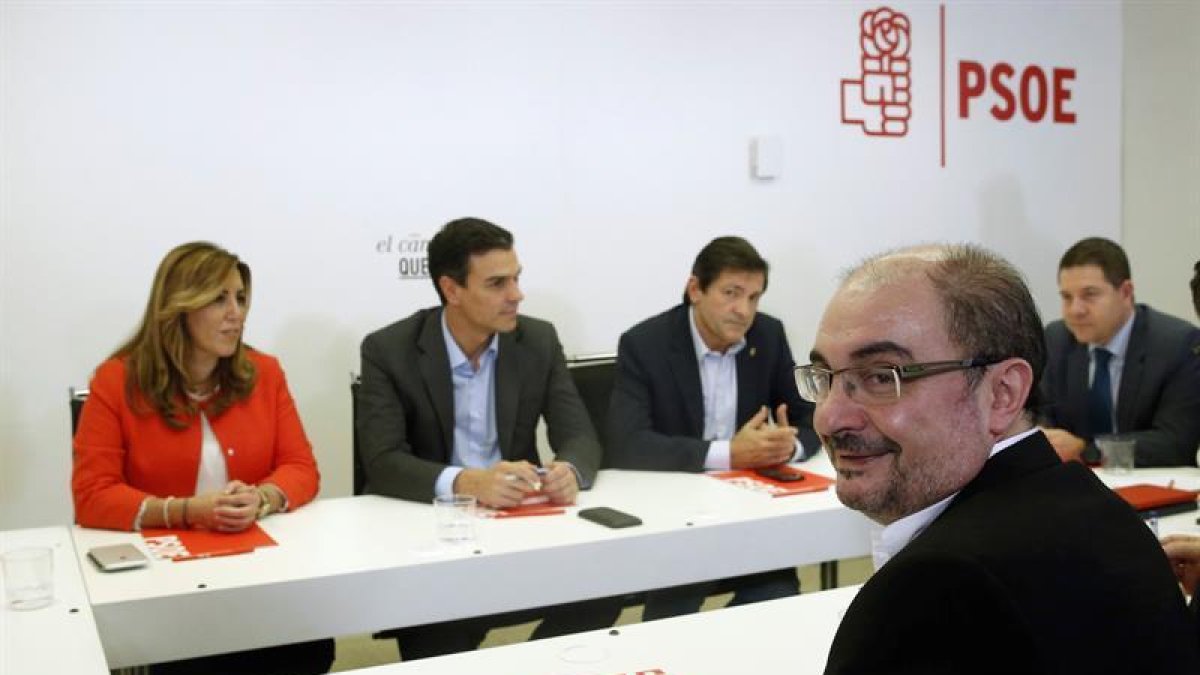 El presidente de Aragón, Javier Lambán (d), asiste a la reunión que el secretario general del PSOE, Pedro Sánchez (2i-fondo), ha mantenido con los presidentes autonómicos socialistas, y el líder del PSC, Miquel Iceta, esta tarde en la sede del partido, en